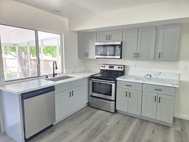Building Photo - 10621 Applewood Dr