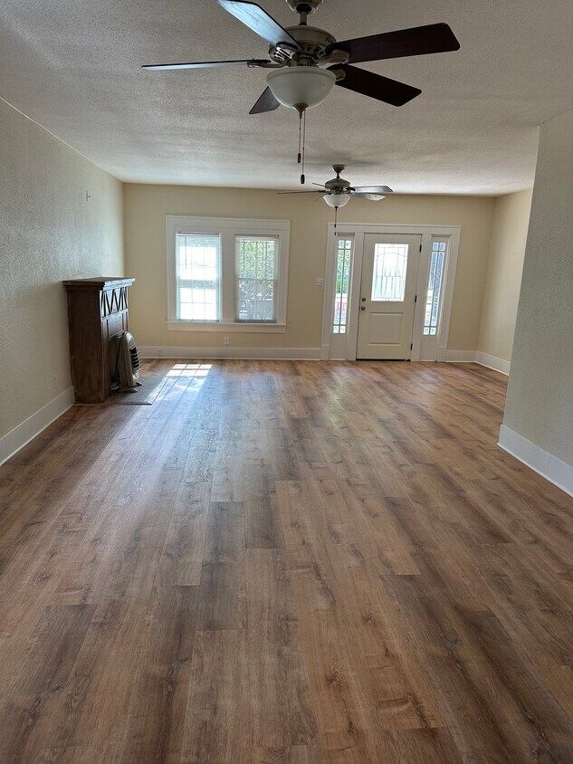 Living/Dining - 226 N West St
