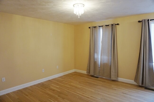 Building Photo - 118 Smith St