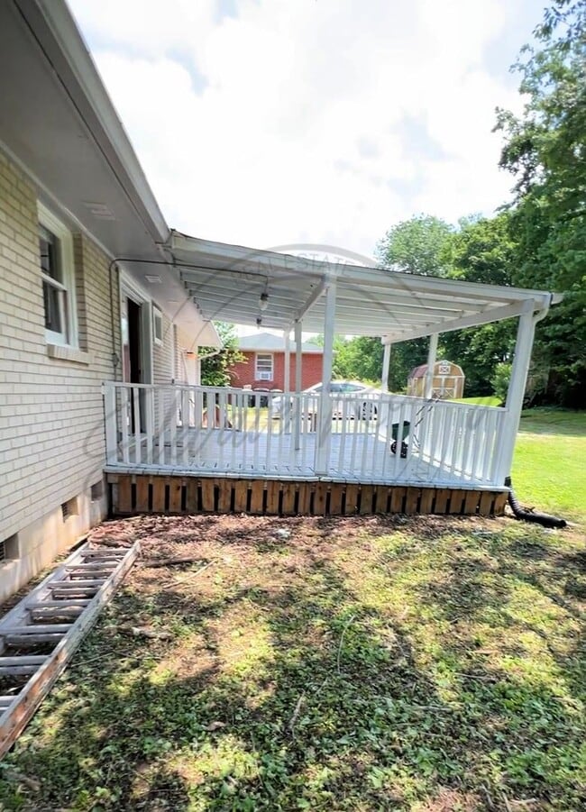 Building Photo - All Brick, 3 Bedroom Ranch in Hendersonvil...