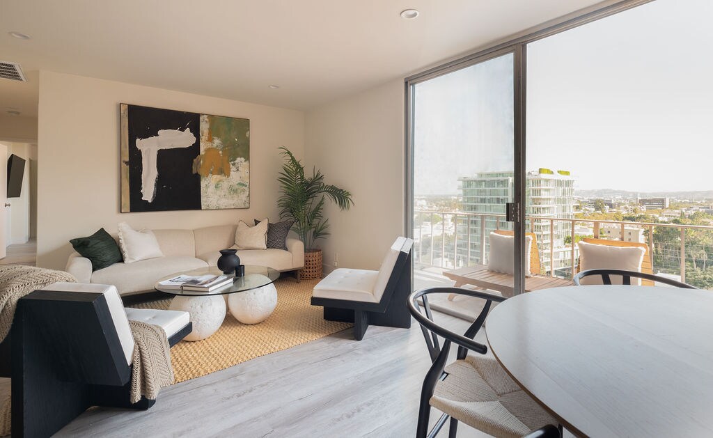 Foto principal - 100 S Doheny Dr