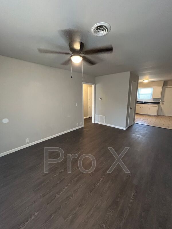 Foto del edificio - 704 W Oak St