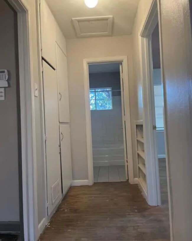 Building Photo - Charming Home Available June 15th