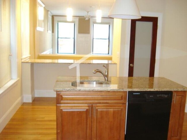 Foto del edificio - AWESOME 4 BED 3 BATH IN BROOKLINE!!!!!!