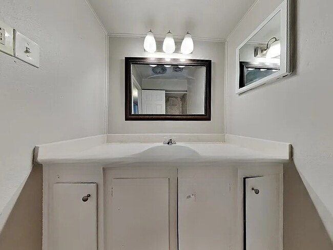 Building Photo - 726 Silverstone Dr