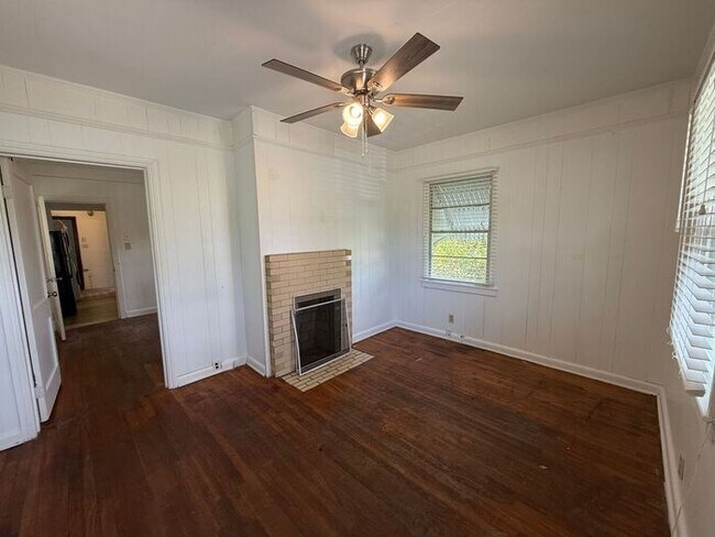 Foto del edificio - Pensacola - 3 bedroom, 1 bathroom - Old Style Shotgun Home with Original Charm