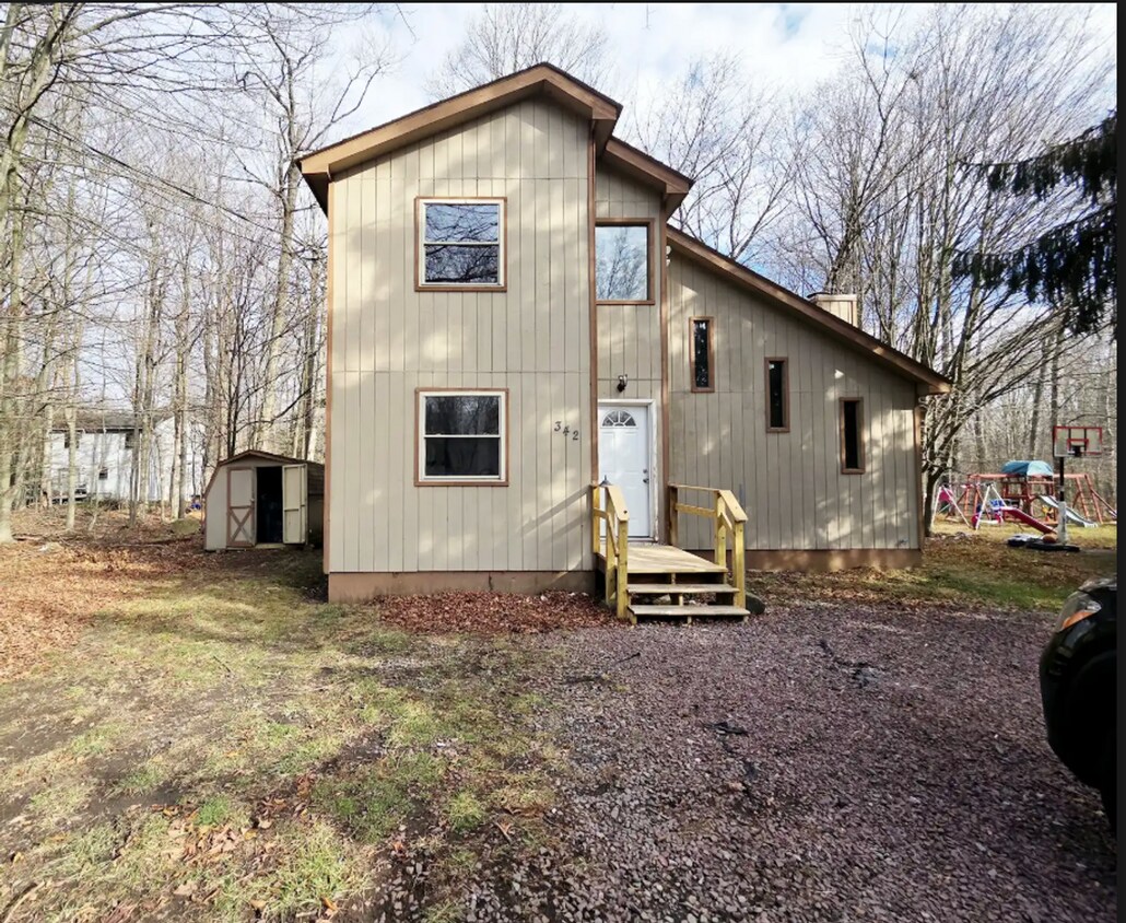 Foto principal - Welcome to this charming 3-bedroom, 2-bathroom home located in the scenic Tobyhanna, PA.