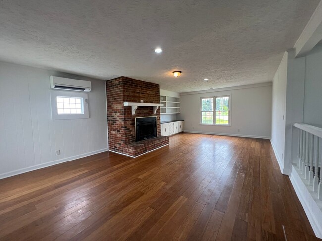 Building Photo - Loris - 3 bd/2 ba