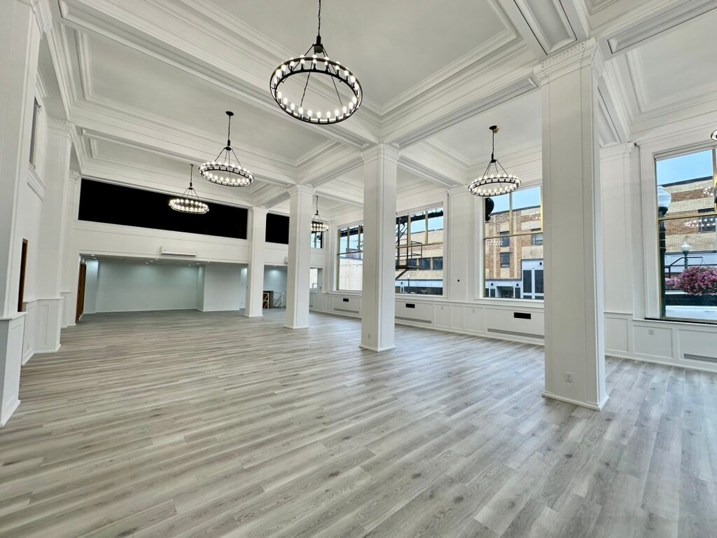 Foto del edificio - 101 W 1st St