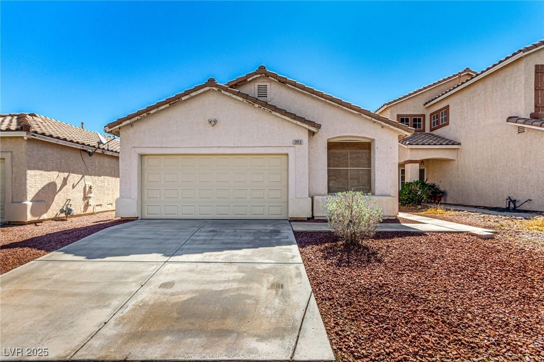 Foto principal - 5856 Golden Wing St