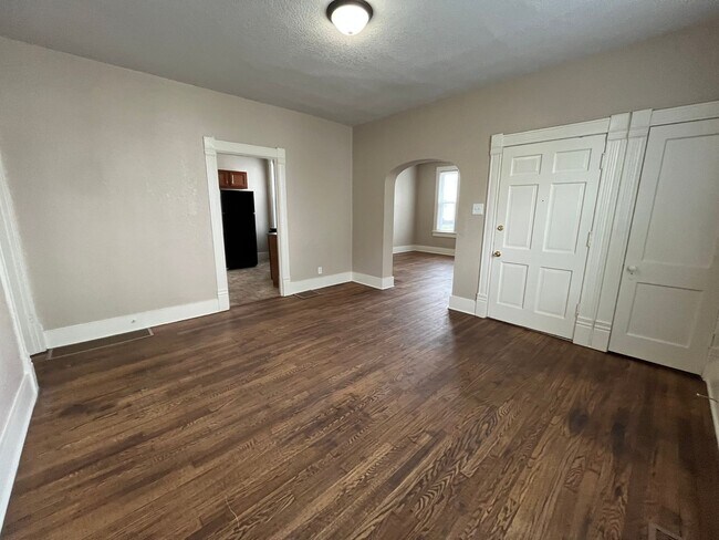 Building Photo - 903 Home