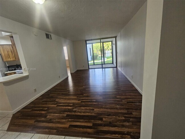 Building Photo - 211 Lake Pointe Dr