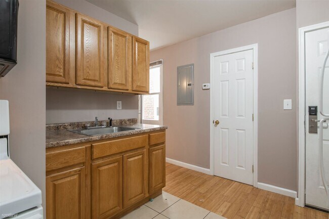 Foto del edificio - 2 br, 1 bath Triplex - 1745 WILLINGTON ST ...