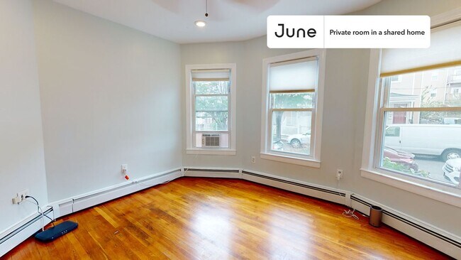 Foto del edificio - Private bedroom in 3 bed/1 bath Home