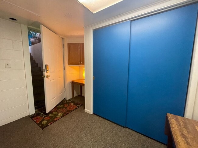 Foto del edificio - Spacious Garden-Level Studio in Prime Trav...