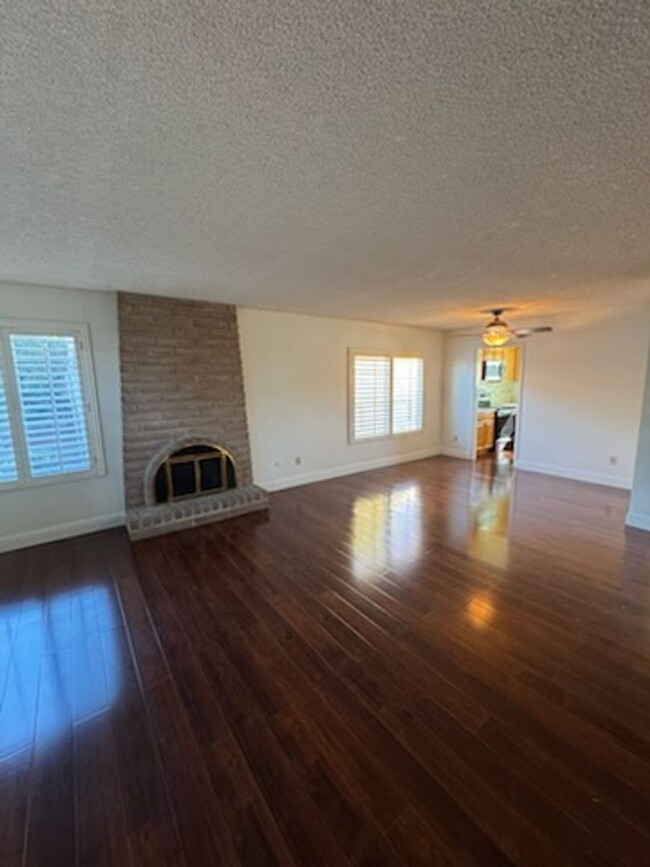 Building Photo - Available Now! Spacious 4-Bedroom, 3-Bathr...