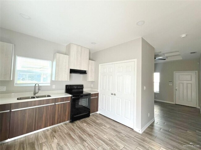 Building Photo - 12 W Kohala Ave