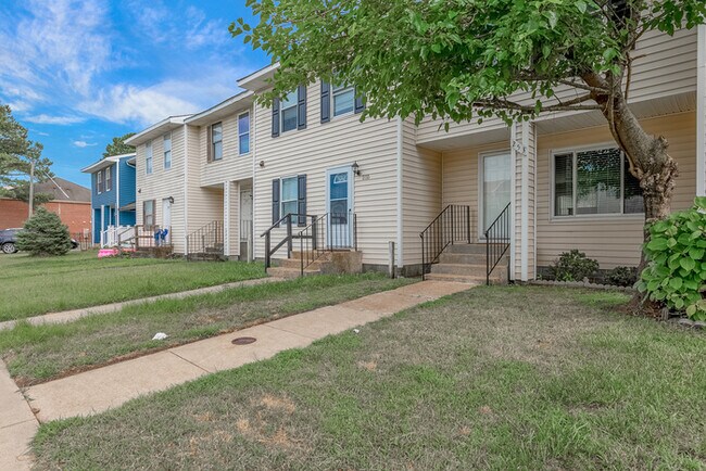 Building Photo - 253 Greenbrier Ave