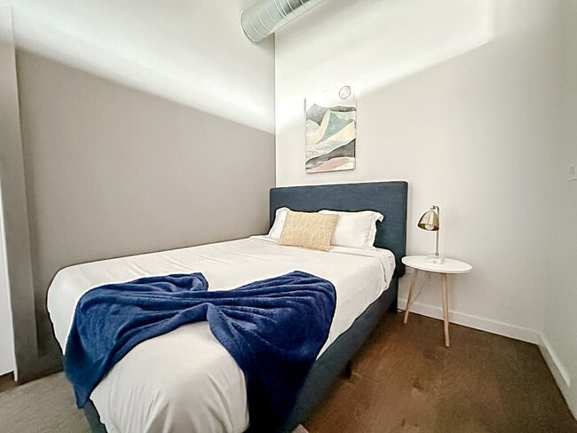 Building Photo - 403 W 4th St N