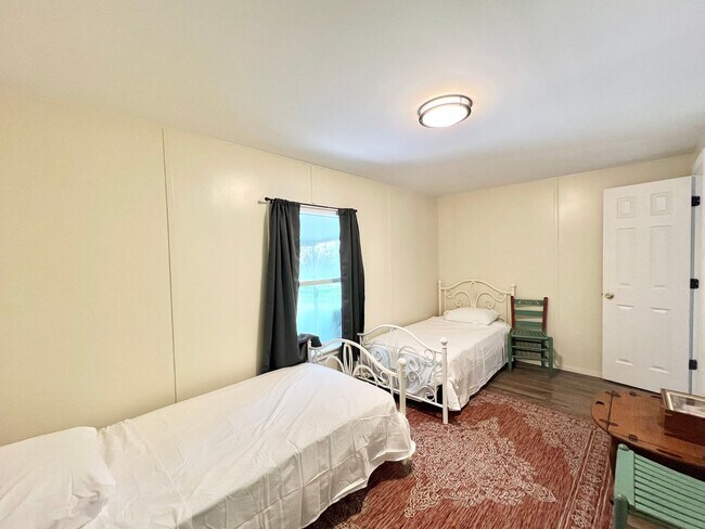 Foto del edificio - Three Bedroom Home with a Spacious Backyard