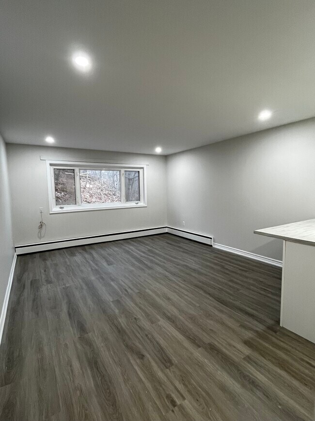 Photo du bâtiment - SPACIOUS TWO BEDROOM APARTMENT AVAILABLE IN DARTMOUTH