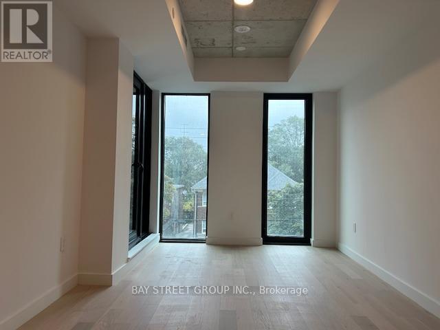 Photo du bâtiment - 1720 Bayview Ave