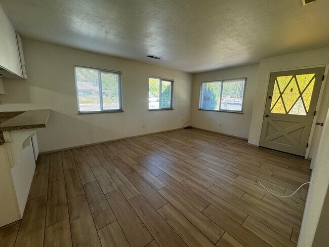 Building Photo - 2 bedrooms, 1 bath Duplex with garage and ...