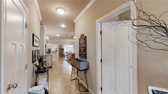 Building Photo - 4001 Golden Eagle Dr