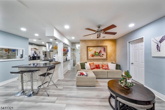 Foto del edificio - 376 Elmora Ave