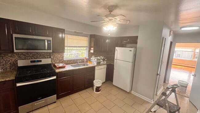 Foto del edificio - 5544 N Campbell Ave