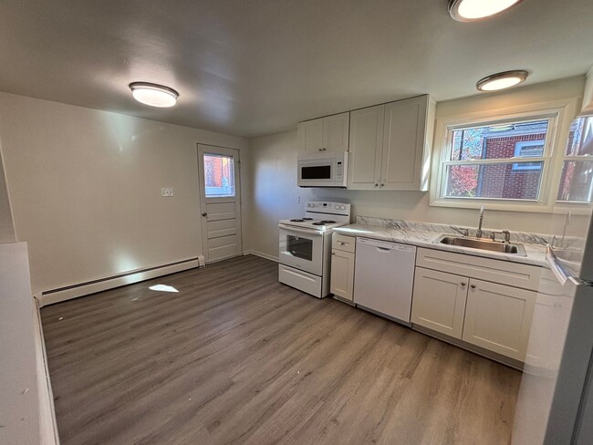 Building Photo - Newly Renovated 2 Bedroom - Carnegie!