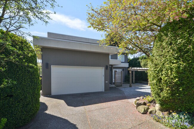 Building Photo - Spacious Executive 5 Bedroom Home with Water Views & Beautiful Outdoor Space