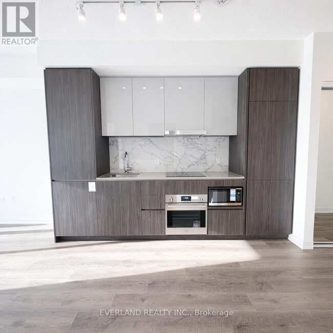 Building Photo - 8 Interchange Wy