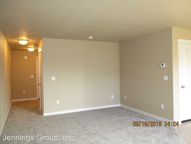 Building Photo - 618-648 Pine Ct
