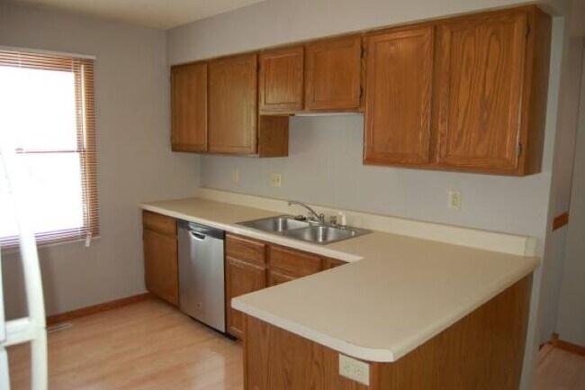 Building Photo - 910 N Dodge St