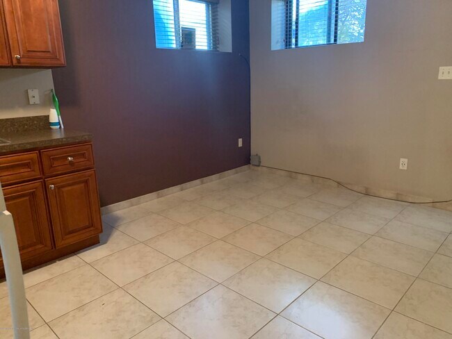 Building Photo - 45 Perona Ln