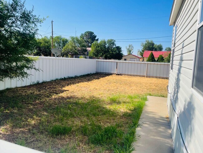 Building Photo - Inviting Pet-Friendly House: Perfect for Y...