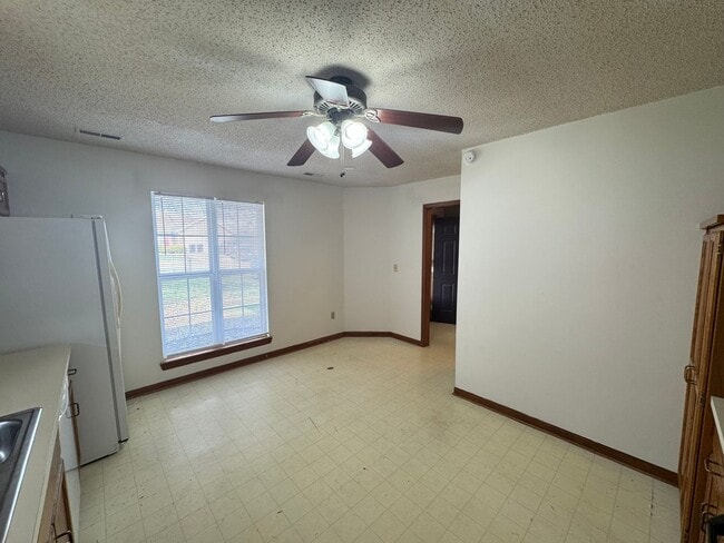 Building Photo - Comfortable Living