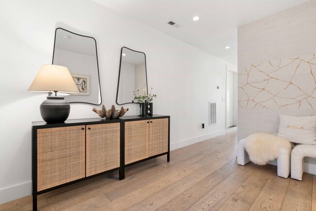 Building Photo - Updated and Modern 4 Bed + Office, 3.5 Bat...