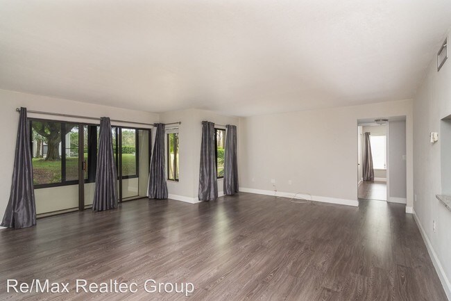 Building Photo - 2568 Pine Ridge Way S