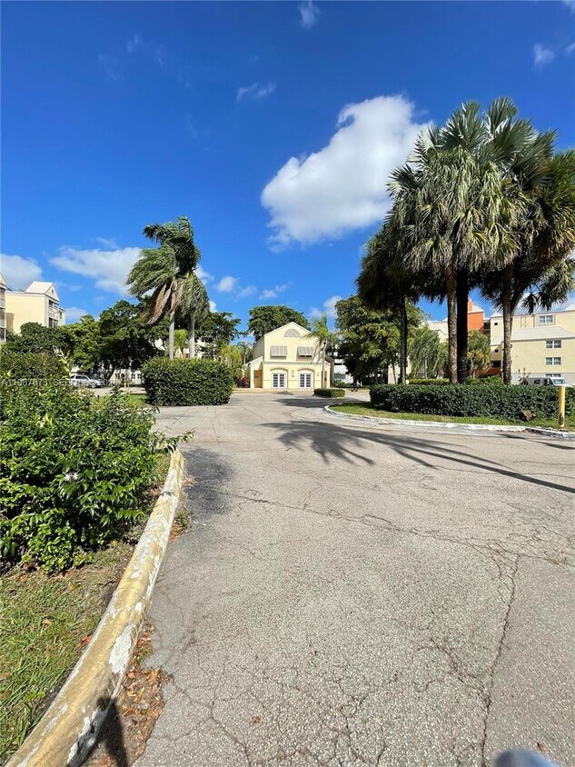 Building Photo - 8205 Lake Dr
