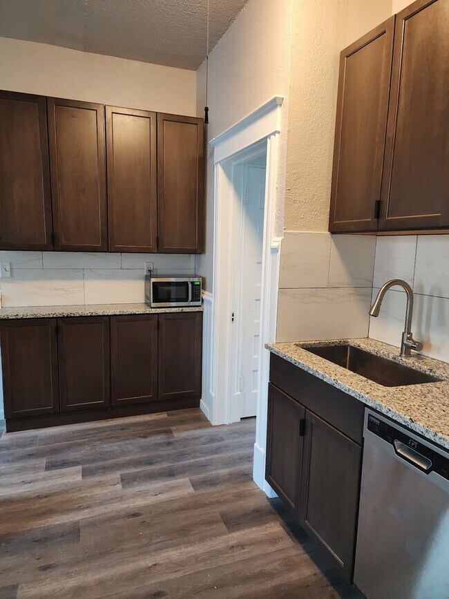 Cocina y entrada al tercer dormitorio. - 2717 Aldrich Ave N