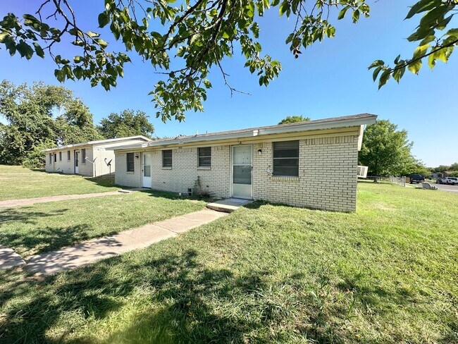 Building Photo - 405 Robertson Ave