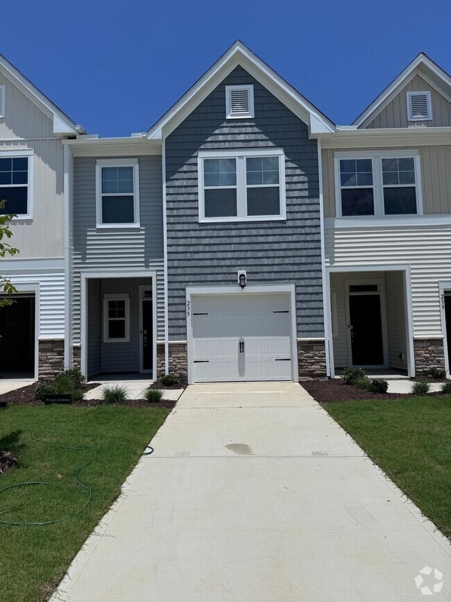 Building Photo - 235 Paramount Dr