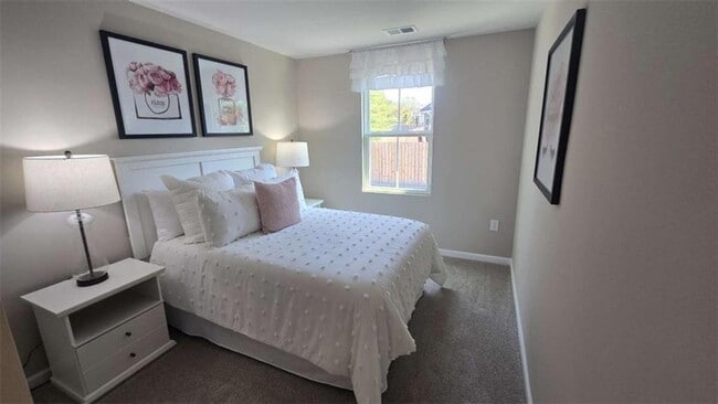 Foto del edificio - 12 Downing Dr