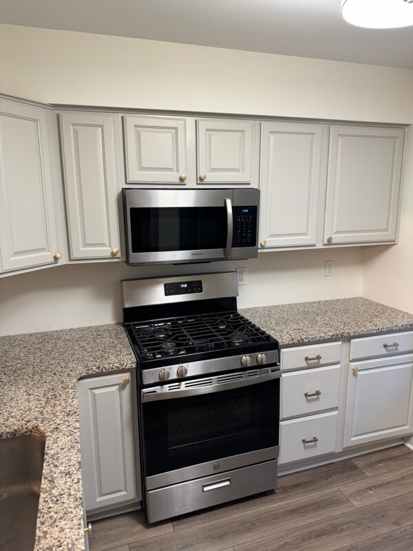 Foto del edificio - 347 Surrey Ct