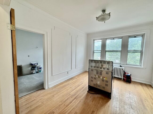 Building Photo - 3855 Av Northcliffe