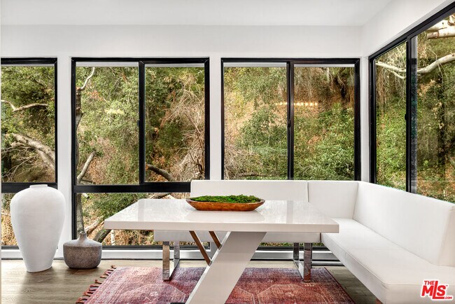 Foto del edificio - 2350 Benedict Canyon Drive