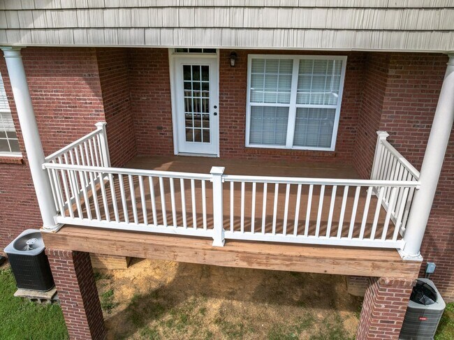 Foto del edificio - December special. Main-Level Living End-Unit Townhome