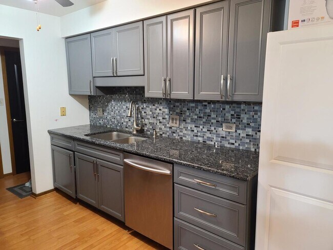 Building Photo - 817 Oakton St